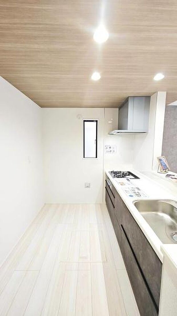 家族の健康と笑顔を支えるキッチン。広々としたスペースで調理もスムーズに、家族全員が集まる場所に。