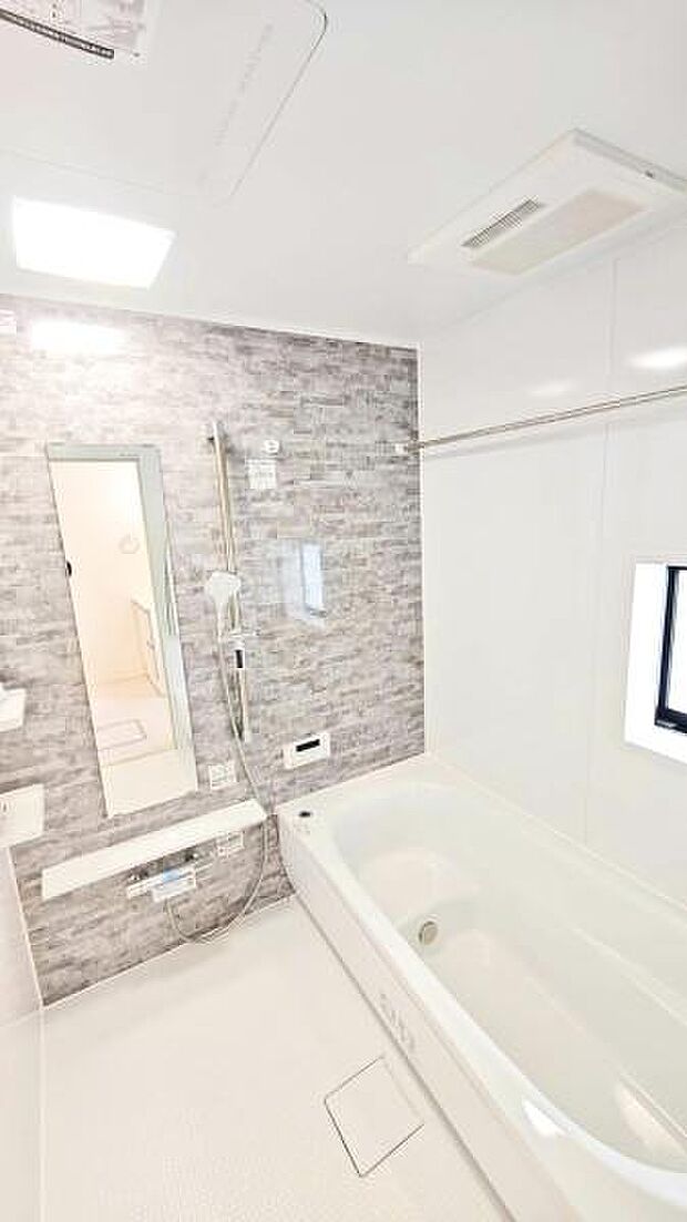 一日の疲れも癒されますお子様とのバスタイムを楽しめる広々としたバスルーム。一日の疲れを癒しながら、家族の絆を深める特別な時間をお過ごしください。