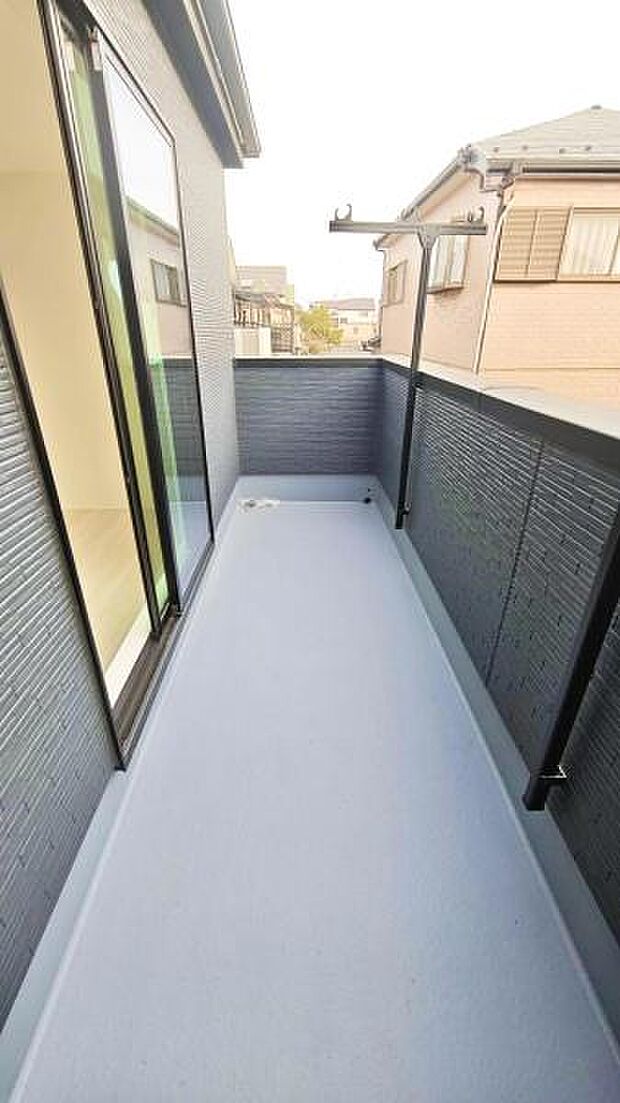 バルコニーです。日差しを浴びて、心地よいひとときを過ごすのもいいですね