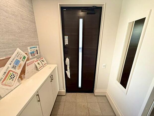 清潔感あふれる玄関は、訪れる人々に好印象を与えます。美しい外観が、住まいの品格を高め、毎日の帰宅が楽しみになる空間です。