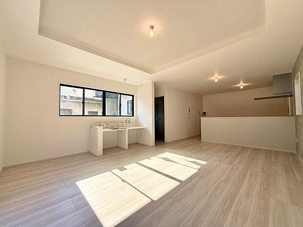 広々としたリビングで過ごす、家族との何気ない会話と笑顔。ここで過ごす時間が日常に彩りを添えます。