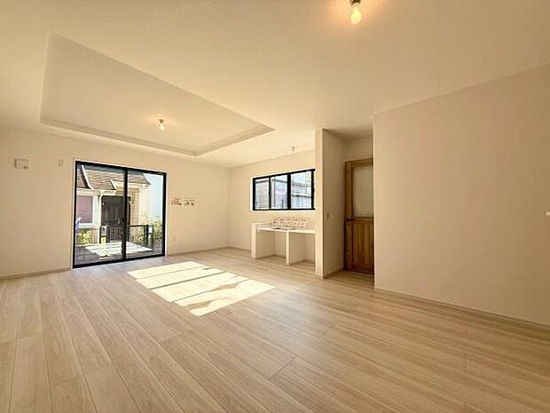 大きな窓からたっぷりと差し込む明るい日差しが、リビング全体を温かく包み込みます。この開放感あふれる空間は、ご家族が一番多くの時間を過ごす場所として最適です。