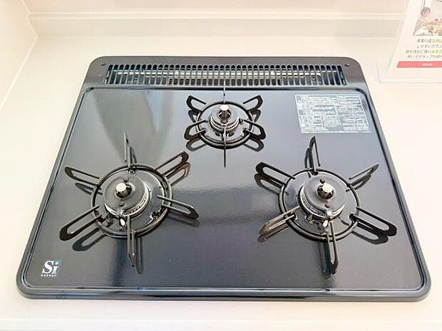 3口コンロで同時調理がスムーズに。忙しい朝や本格的な料理も効率良く進み、毎日のキッチン作業がさらに楽しくなります。