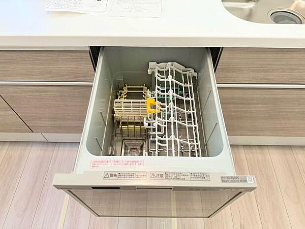 食洗器は家事の時短や節水が期待できる便利な設備です。毎日の食器洗いの負担を軽減し、ゆとりのある暮らしを実現。特に共働きのご家庭に最適で時間を有効活用できます。