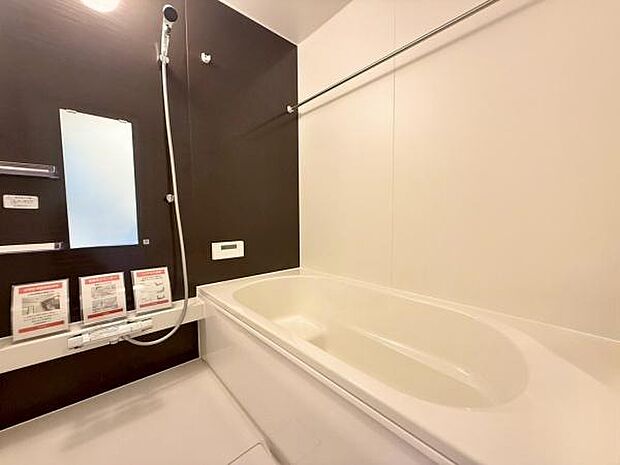 広々としたバスルームで、疲れた体をゆっくりと癒すひととき。家族全員がリラックスできる心地よい空間です。