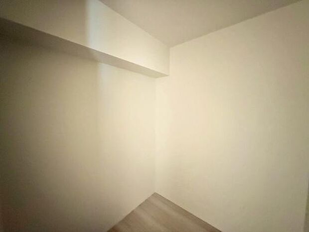 収納豊富でお片付けに便利です。大切な衣類をしっかりと保管できますね。居住空間かスッキリ！