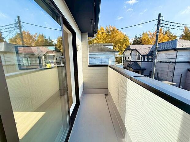 バルコニーです。日差しを浴びて、心地よいひとときを過ごすのもいいですね