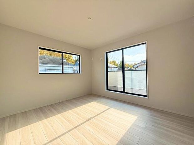 明るい陽射しが差し込む洋室は、心地よい安らぎを提供するプライベート空間。あなたのライフスタイルに合わせて、自由にアレンジできます。