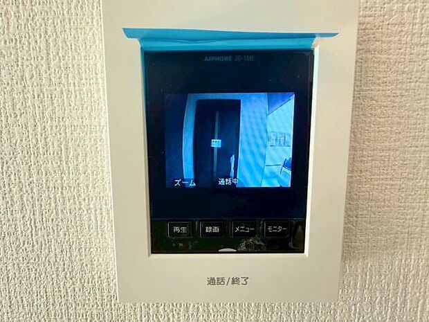 テレビモニターインターフォンがあれば、訪問者を顔で確認できる安心感。防犯対策はもちろん、家族みんなが快適にコミュニケーションできる便利なアイテムです。