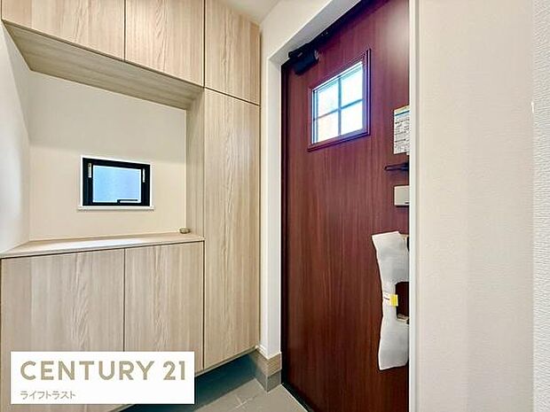 収納力のあるシューズボックスにはオシャレなオブジェや趣味のコレクションを飾ってお客様をお出迎えするのもステキですね。