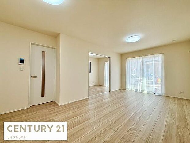 大きな窓からたっぷりと差し込む明るい日差しが、リビング全体を温かく包み込みます。この開放感あふれる空間は、ご家族が一番多くの時間を過ごす場所として最適です。