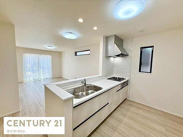 対面式キッチンは、料理中でも家族やゲストとのコミュニケーションが取りやすく、開放感が魅力です。リビング全体を見渡せるため、子供の様子を確認しながら家事を進められる利便性も高いです。