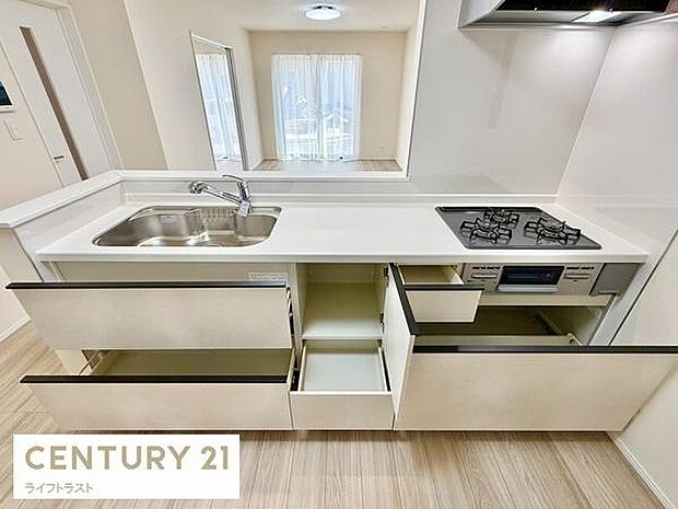 収納が豊富なキッチンスペース。調理器具や食器がすっきりと収まり、キッチンがいつも整然とした状態に。効率的に料理ができるので、毎日のクッキングがもっと楽しくなります。