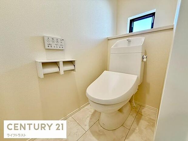 洗浄機能と温座で、心地よい清潔感を。寒い季節も、優しい温もりが迎えてくれる。日々の生活に、ほんのり贅沢な癒しを!