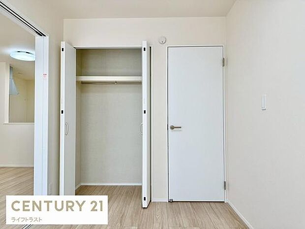 クローゼットが完備されたお住まい。衣類や小物をすっきりと収納でき、部屋全体が整然とした印象に。