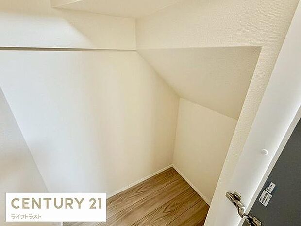 キッチン横には収納がありますのでお部屋もスッキリ片付きます。