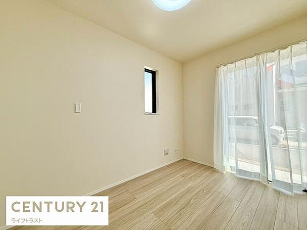 リビング続きのゆったりとくつろげそうな空間です