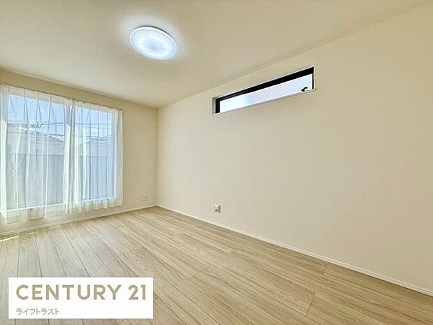 大きな窓から差し込む自然光が部屋全体を明るく照らし、心地よい空間を演出します。