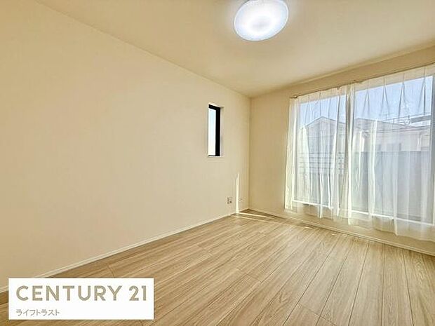 明るい陽射しが差し込む洋室は、心地よい安らぎを提供するプライベート空間。あなたのライフスタイルに合わせて、自由にアレンジできます。