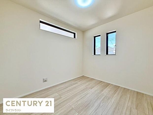 風通しの良い洋室は気持ちのいい空間。収納スペースもしっかりあります。