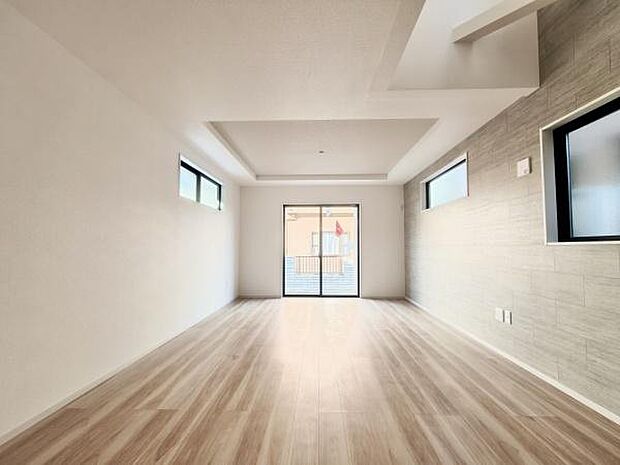 大きな窓からたっぷりと差し込む明るい日差しが、リビング全体を温かく包み込みます。この開放感あふれる空間は、ご家族が一番多くの時間を過ごす場所として最適です。