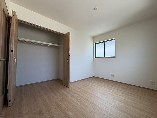 大きな窓から差し込む自然光が部屋全体を明るく照らし、心地よい空間を演出します。