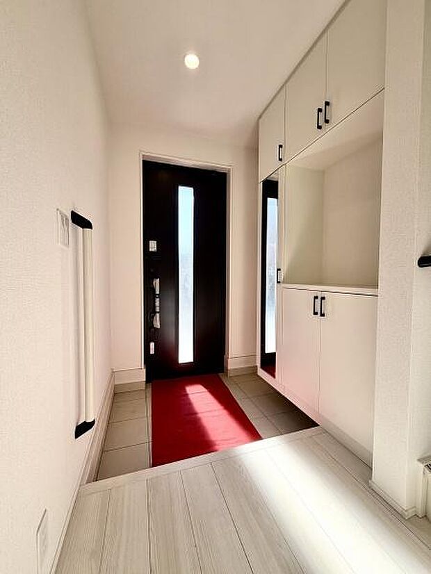 清潔感あふれる玄関は、訪れる人々に好印象を与えます。美しい外観が、住まいの品格を高め、毎日の帰宅が楽しみになる空間です。