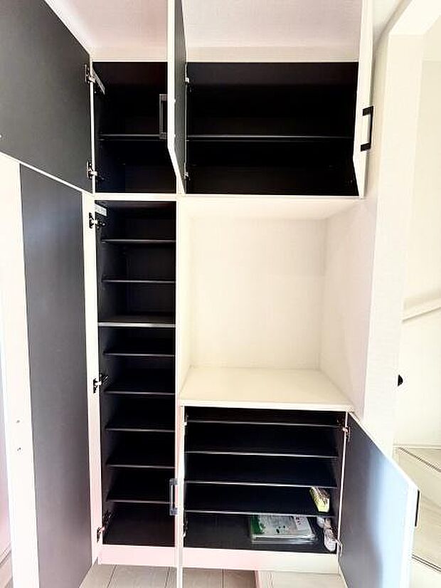 大容量のシューズケース。たくさん収納できますので、玄関周りをすっきりさせることができます。