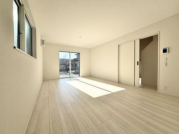 大きな窓からたっぷりと差し込む明るい日差しが、リビング全体を温かく包み込みます。この開放感あふれる空間は、ご家族が一番多くの時間を過ごす場所として最適です。