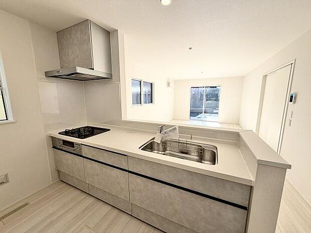 対面式キッチンは、料理中でも家族やゲストとのコミュニケーションが取りやすく、開放感が魅力です。リビング全体を見渡せるため、子供の様子を確認しながら家事を進められる利便性も高いです。