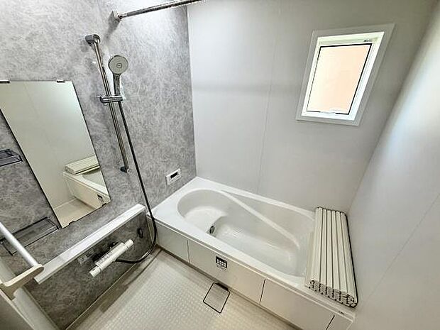 ゆとりあるバスタブで、家族みんながリラックス。毎日のバスタイムが楽しみになる、清潔感あふれる空間です。