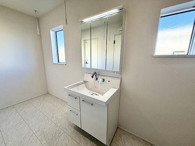 独立した洗面スペースは、身支度もスムーズに進む機能的な空間。毎日のスタートを気持ちよくサポートします。