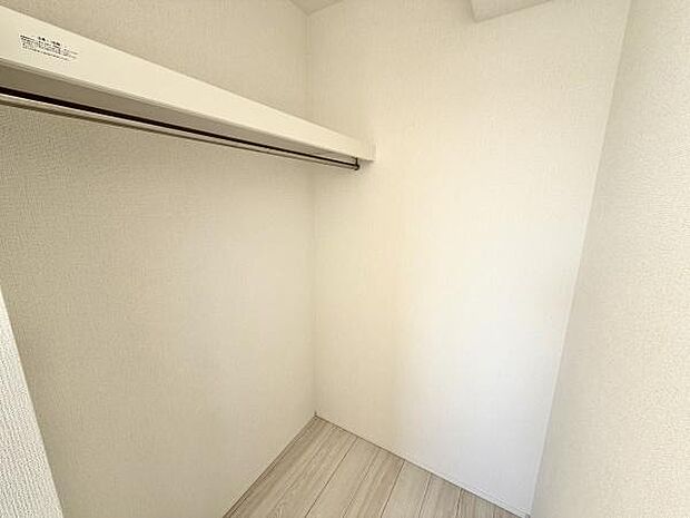 ウォークインクローゼットは洋服や小物をすっきり整理し、見やすく収納できる贅沢な空間です。お気に入りのアイテムが一目で分かるので、毎朝のコーディネートがもっと楽しくなります。