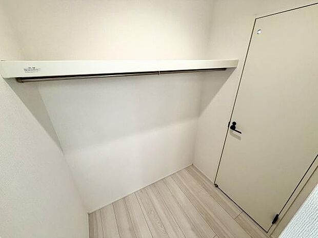 ランドリースペースにつながるウォークインクローゼット。お洋服の整理がはかどります。