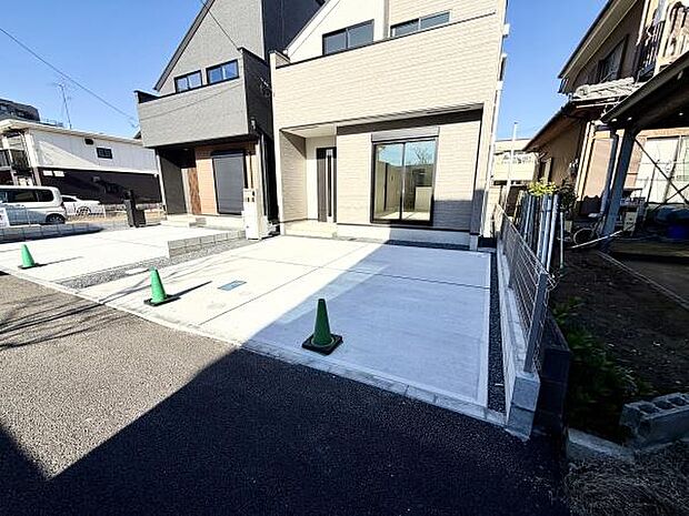 車2台可能、敷地内にカースペース　あなたのカーライフをサポート　駐車も楽々、暮らしをもっと便利に！