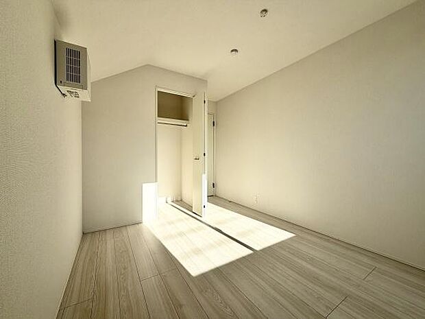 明るい陽射しが差し込む洋室は、心地よい安らぎを提供するプライベート空間。あなたのライフスタイルに合わせて、自由にアレンジできます。