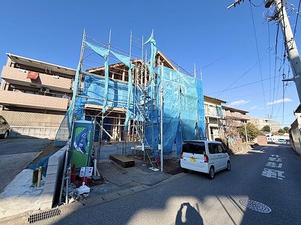 車の出入りがスムーズで安心。広々とした道路が、快適な生活環境を提供します