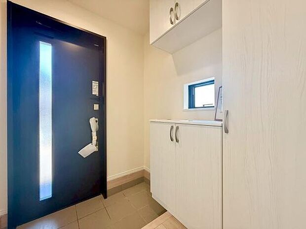 収納力のあるシューズボックスにはオシャレなオブジェや趣味のコレクションを飾ってお客様をお出迎えするのもステキですね。