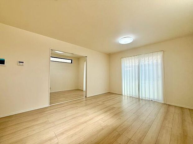 大きな窓からたっぷりと差し込む明るい日差しが、リビング全体を温かく包み込みます。この開放感あふれる空間は、ご家族が一番多くの時間を過ごす場所として最適です。