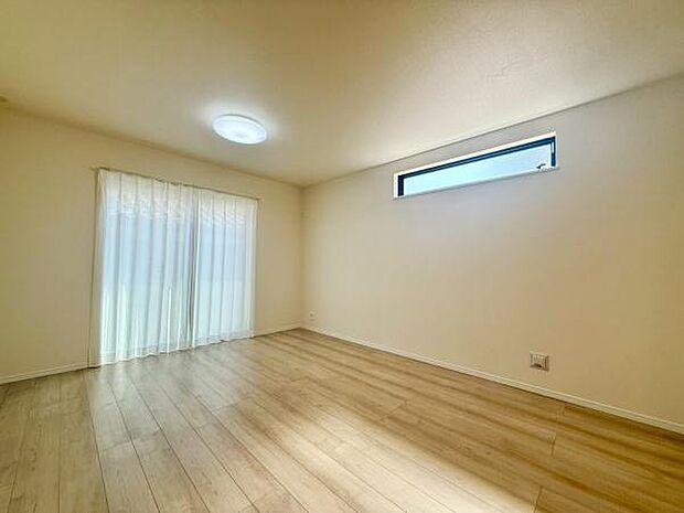 くつろげるリビングで過ごす、家族との何気ない会話と笑顔。ここで過ごす時間が日常に彩りを添えます。