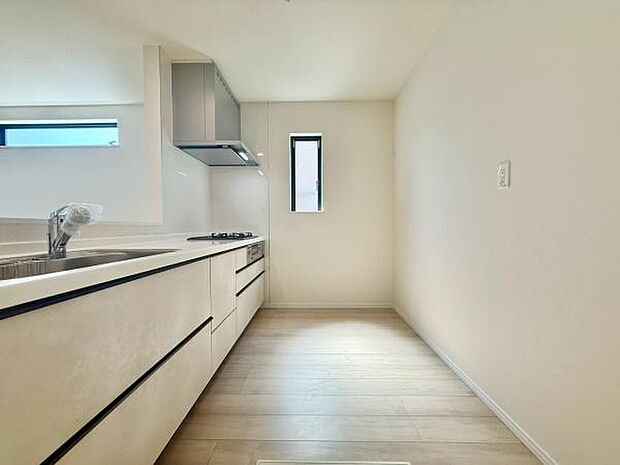 対面式キッチンは、料理中でも家族やゲストとのコミュニケーションが取りやすく、開放感が魅力です。リビング全体を見渡せるため、子供の様子を確認しながら家事を進められる利便性も高いです。