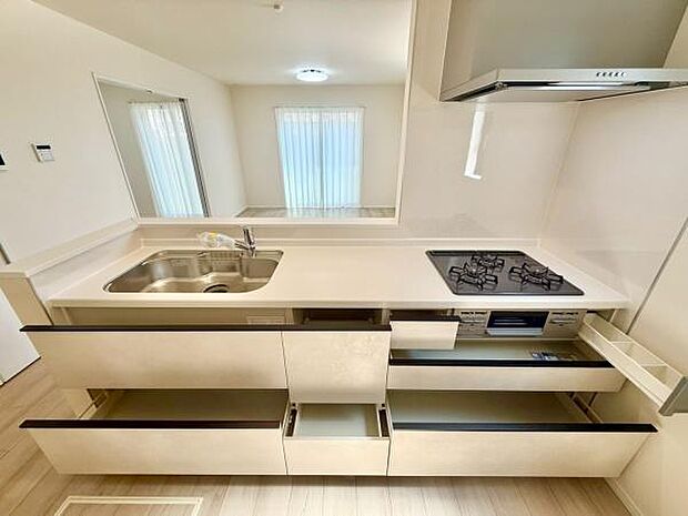 収納が豊富なキッチンスペース。調理器具や食器がすっきりと収まり、キッチンがいつも整然とした状態に。効率的に料理ができるので、毎日のクッキングがもっと楽しくなります。