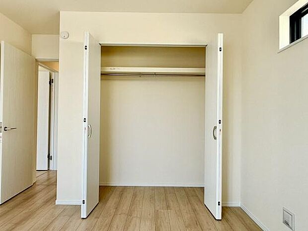 クローゼットが完備されたお住まい。衣類や小物をすっきりと収納でき、部屋全体が整然とした印象に。