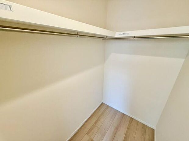 ウォークインクローゼットは、洋服や小物をすっきり整理し、見やすく収納できる贅沢な空間です。お気に入りのアイテムが一目で分かるので、毎朝のコーディネートがもっと楽しくなります。