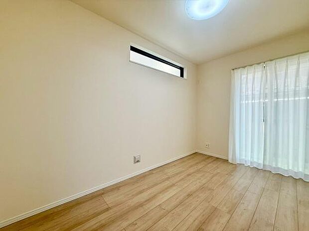 明るい陽射しが差し込む洋室は、心地よい安らぎを提供するプライベート空間。あなたのライフスタイルに合わせて、自由にアレンジできます。