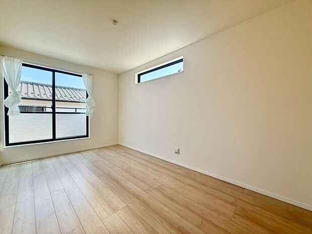 明るい陽射しが差し込む洋室は、心地よい安らぎを提供するプライベート空間。あなたのライフスタイルに合わせて、自由にアレンジできます。