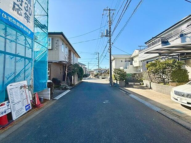 整備された前面道路です。