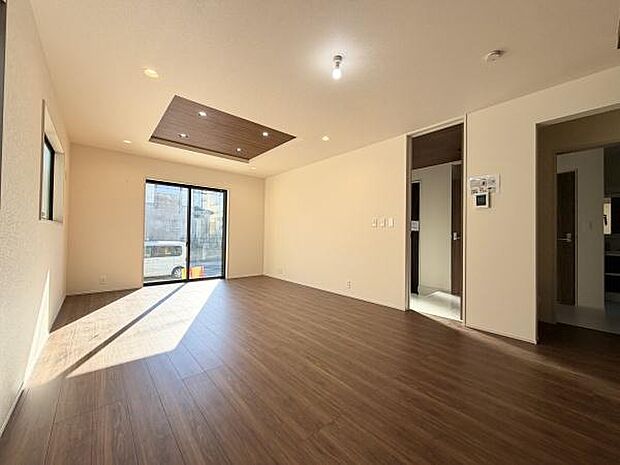 日差しがたっぷりと注ぐリビングでは、家族全員がリラックス。毎日がくつろぎと笑顔に満ちた空間が広がります