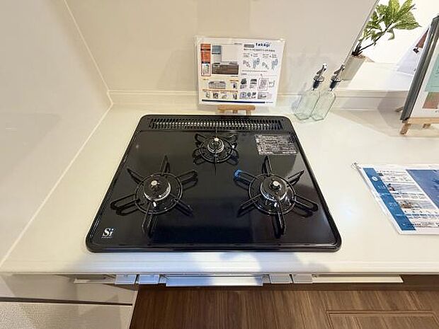 3口コンロで同時調理がスムーズに。忙しい朝や本格的な料理も効率良く進み、毎日のキッチン作業がさらに楽しくなります。