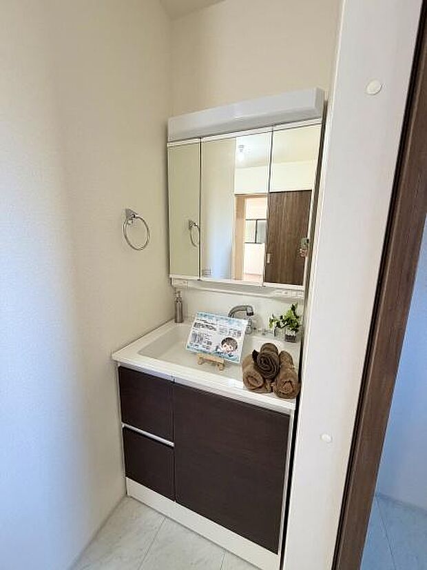 洗面化粧台は清潔感あふれるスタイリッシュデザイン　洗面台には収納がついていますので洗面用品やスキンケア用品なども整理できます